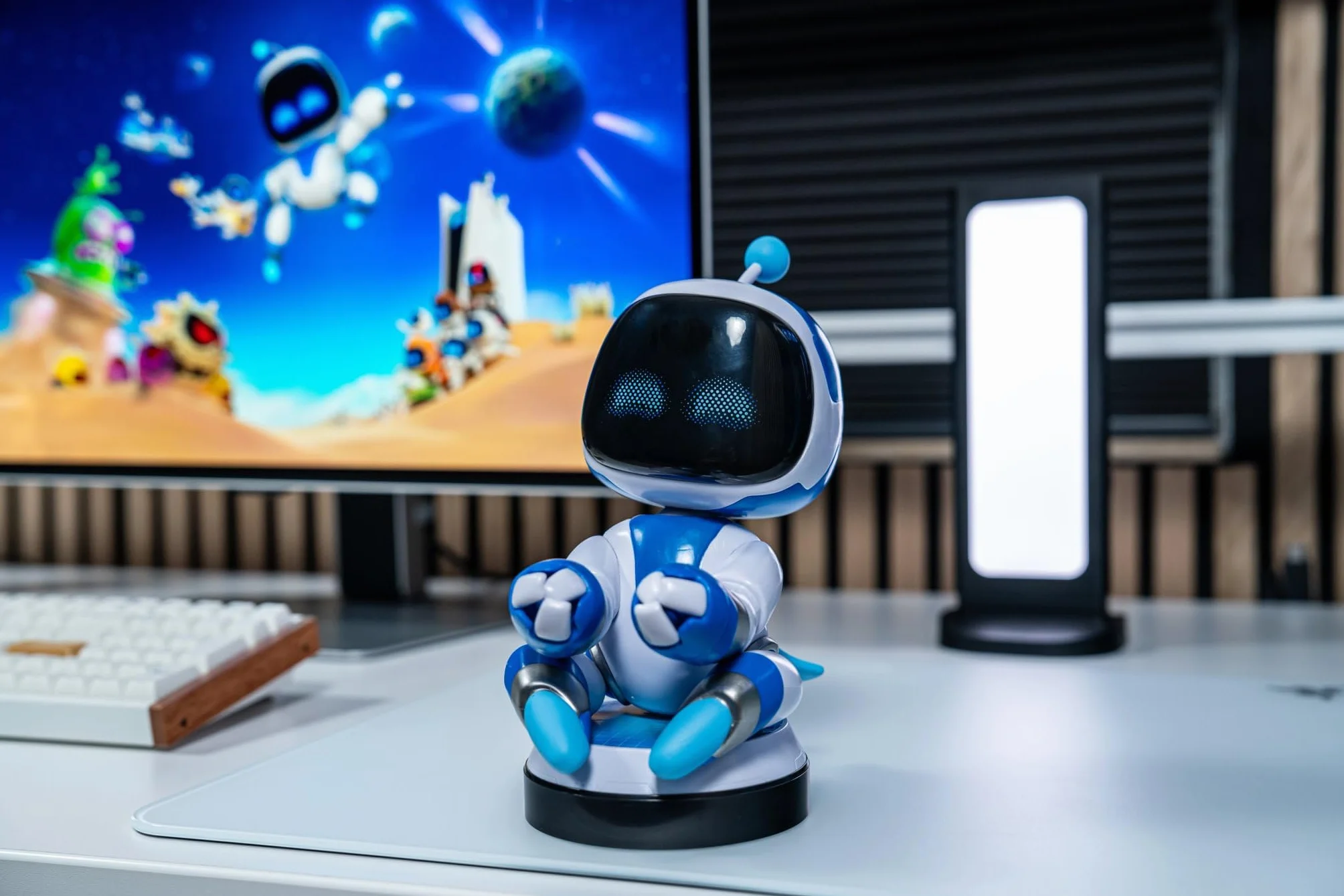 Cableguys Sony Astro BOT Soporte Mando y Movil - Figuras Soporte para movil y Mando, Compatible con Xbox, PlayStation y la mayoría de mandos estándar, Accesorios Escritorio para Setup Gaming