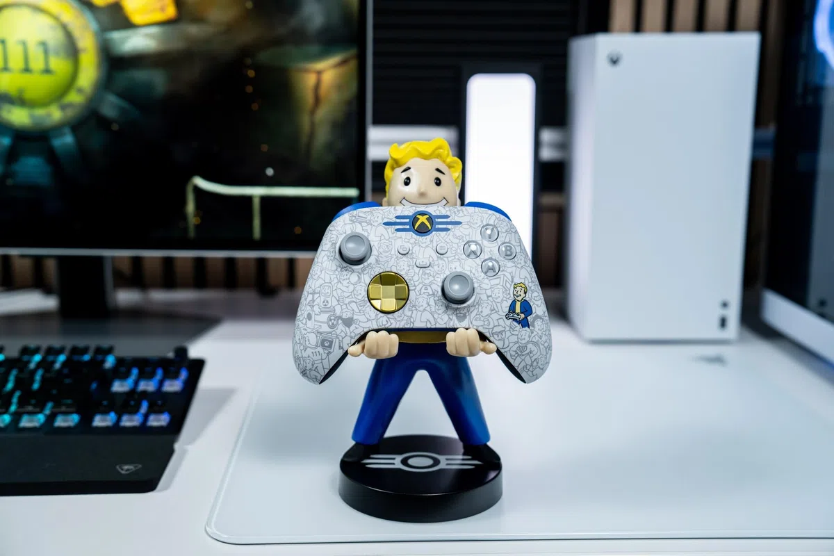 Cableguys Fallout Vault Boy Soporte Mando y Movil - Figuras Soporte para movil y Mando, Compatible con Xbox, PlayStation y la mayoría de mandos estándar, Accesorios Escritorio para Setup Gaming