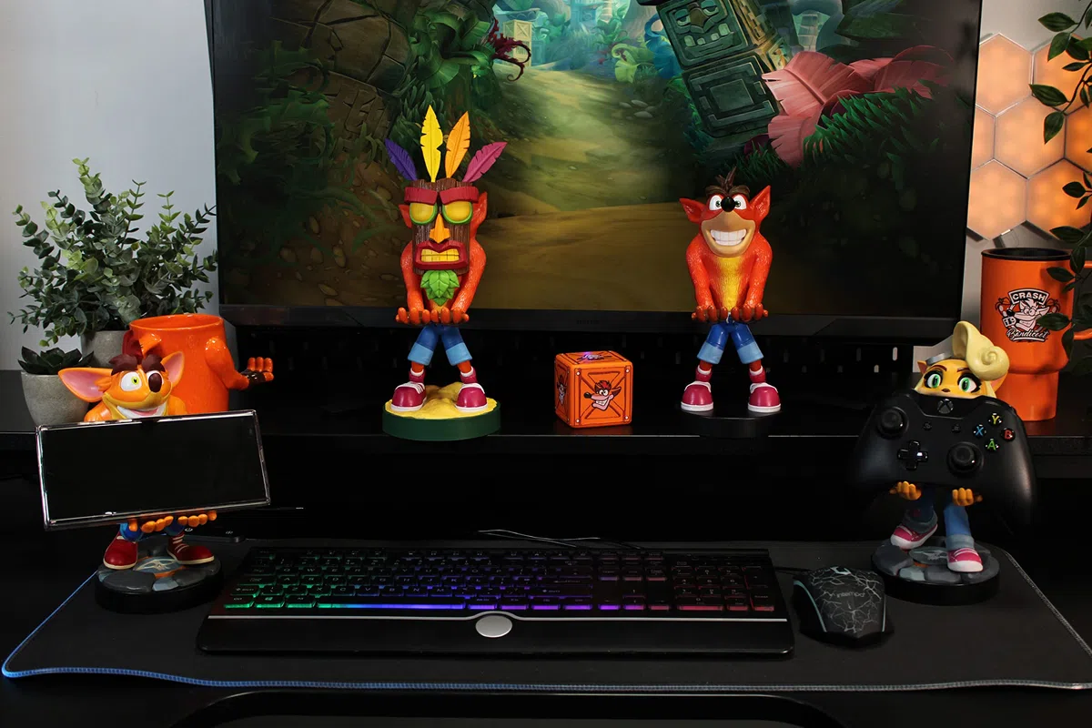 Cableguys Crash Bandicoot 4 Soporte Mando y Movil - Figuras Soporte para movil y Mando, Compatible con Xbox, PlayStation y la mayoría de mandos estándar, Accesorios Escritorio para Setup Gaming