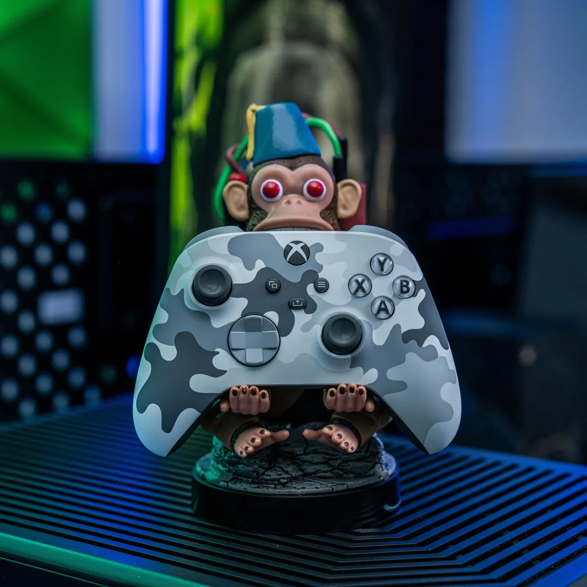 Cableguys Call of Duty Monkey Bomb Soporte Mando y Movil - Figuras Soporte para movil y Mando, Compatible con Xbox, PlayStation y la mayoría de mandos estándar, Accesorios Escritorio Gaming