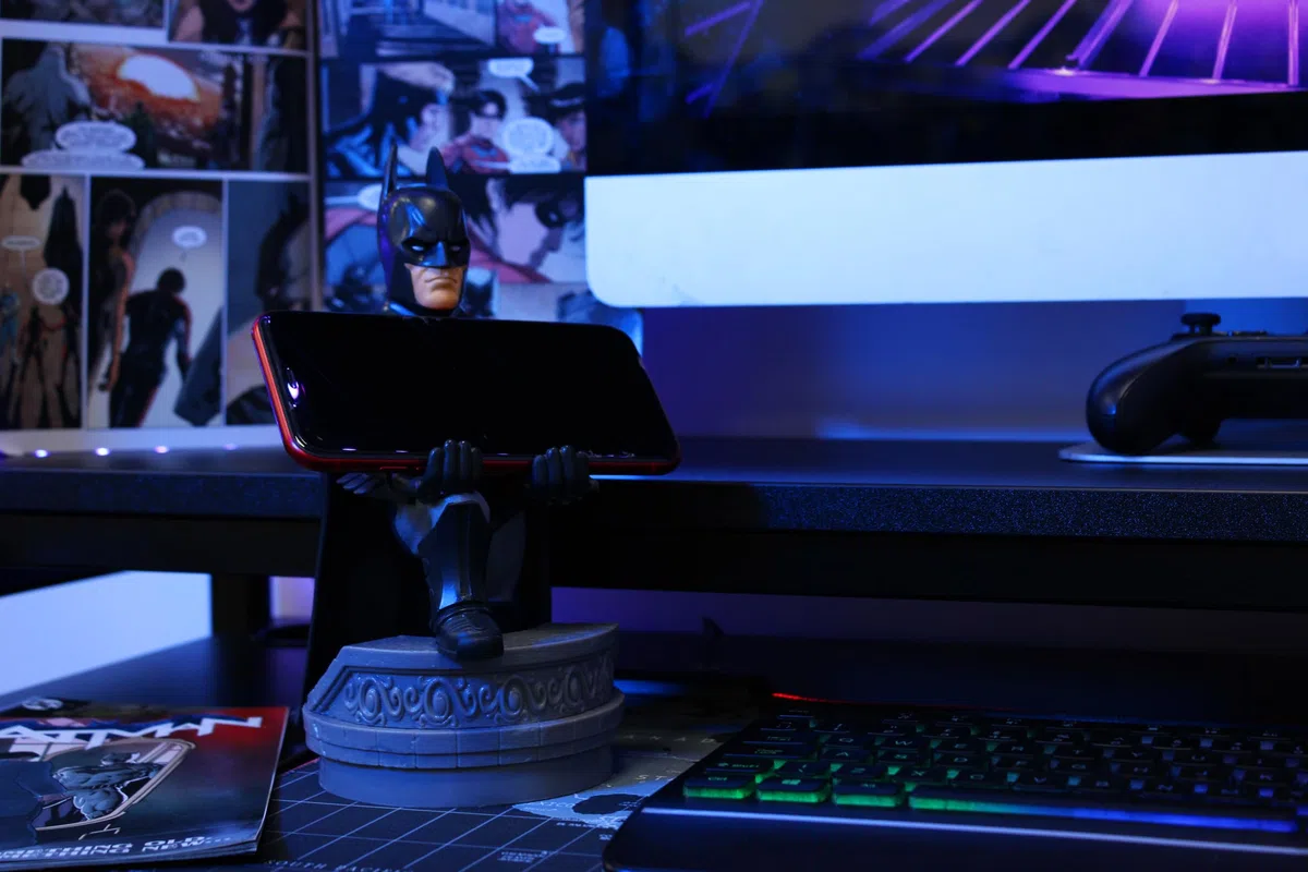 Cableguys Warner Bros Batman Soporte Mando y Movil - Figuras Soporte para movil y Mando, Compatible con Xbox, PlayStation y la mayoría de mandos estándar, Accesorios Escritorio para Setup Gaming