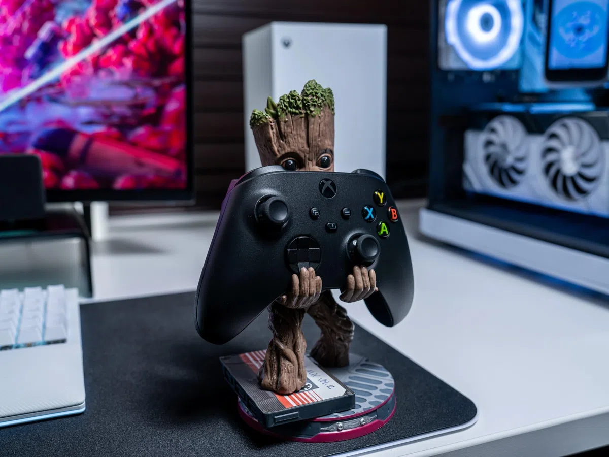 Cableguys Marvel Smiley Toddler Groot Soporte Mando y Movil - Figuras Soporte para movil y Mando, Compatible con Xbox, PlayStation y la mayoría de mandos estándar, Accesorios Escritorio Gaming