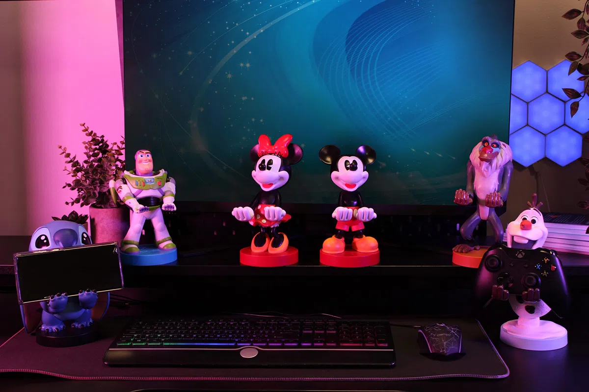 Cableguys Mickey Mouse Soporte Mando y Movil - Figuras Soporte para movil y Mando, Compatible con Xbox, PlayStation y la mayoría de mandos estándar, Accesorios Escritorio para Setup Gaming