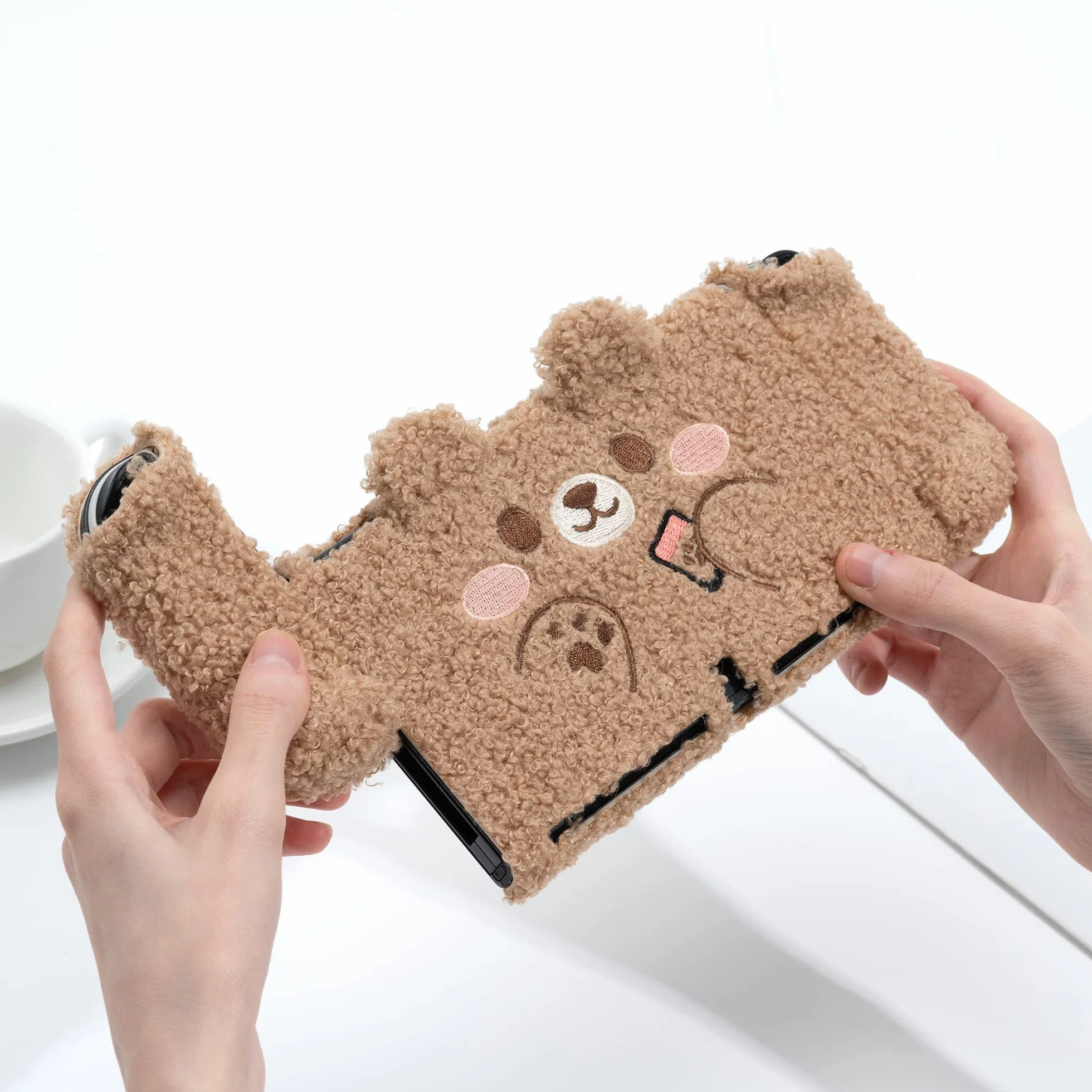 GeekShare Linda Funda Protectora de Felpa Compatible con Consola Switch OLED y Joy con - Absorción de Golpes y antiarañazos - Oso de Peluche
