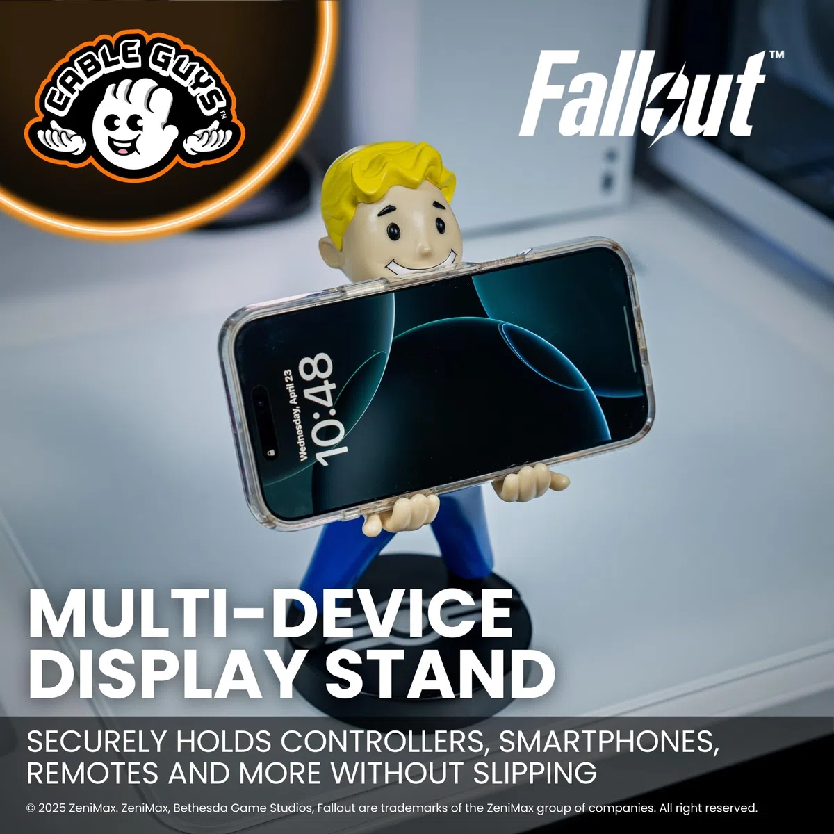 Cableguys Fallout Vault Boy Soporte Mando y Movil - Figuras Soporte para movil y Mando, Compatible con Xbox, PlayStation y la mayoría de mandos estándar, Accesorios Escritorio para Setup Gaming