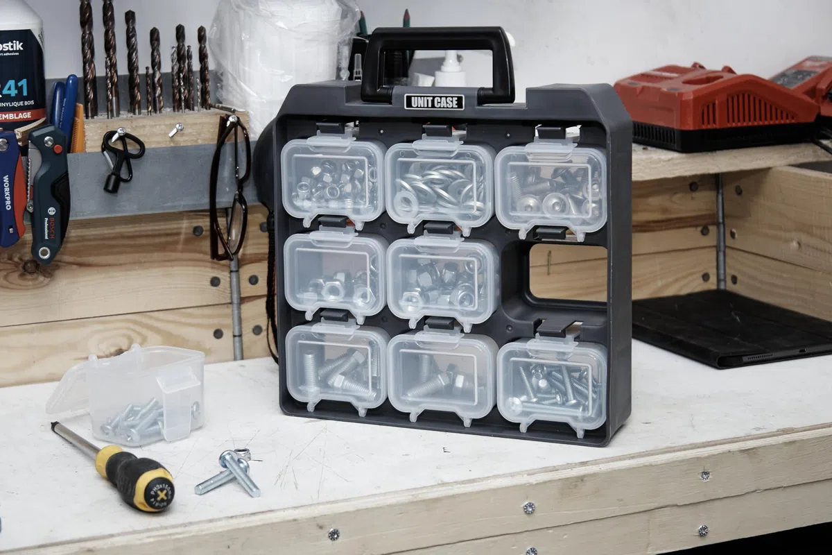 Iris Ohyama, Caja de almacenamiento de bricolaje, 9 compartimentos de Tornillo extraíbles, soporte para cinturón, garaje - Unit Case UC-9 - Gris/Negro