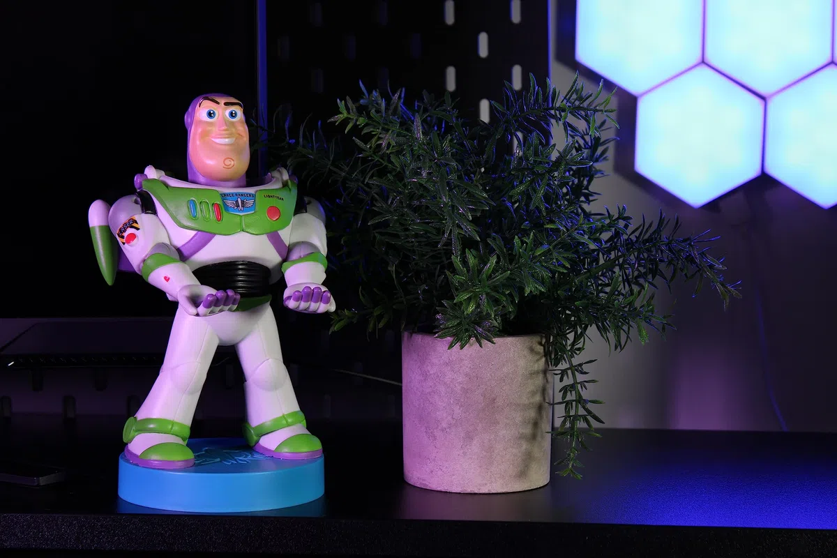 Cableguys Toy Story Buzz Lightyear Soporte Mando y Movil - Figuras Soporte para movil y Mando, Compatible con Xbox, PlayStation y la mayoría de mandos estándar, Accesorios Escritorio Gaming